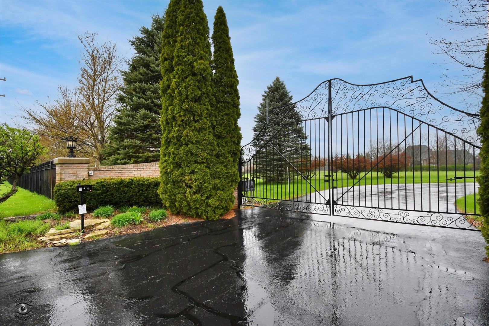 a view of street with a small yard