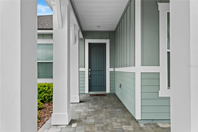 a view of entryway of the house