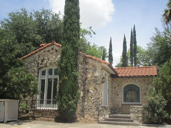 $1,900 | 411 West Elsmere Place, San Antonio, TX 78212