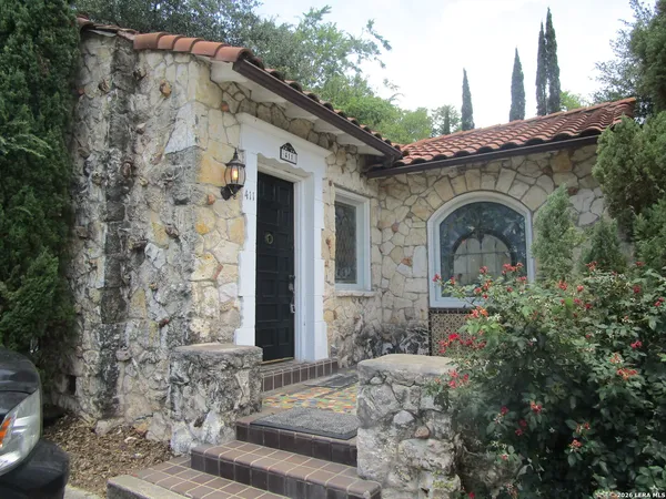 $1,900 | 411 West Elsmere Place, San Antonio, TX 78212