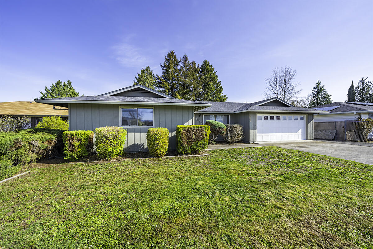 2157 Delta Waters Road Medford, OR 97504 - Photo 4 of 30 DSC05267-HDR-Edit