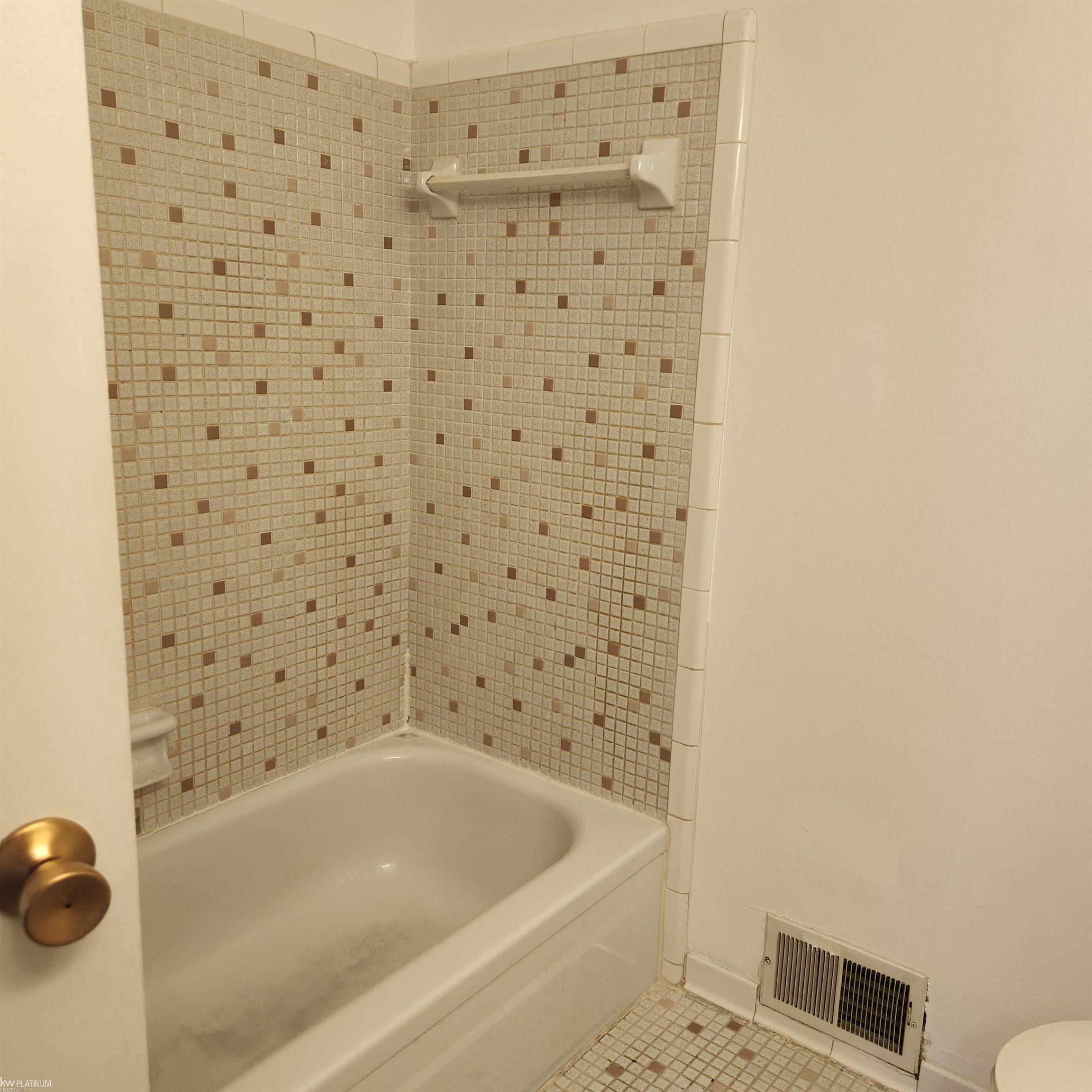 29273 Hayes Road Warren, MI 48088 - Photo 17 of 21 50178015-20201413-6033-4820-bfa3-f421045d8b3a.JPG