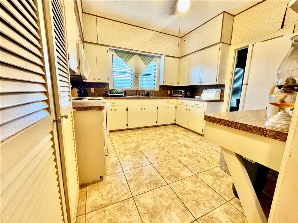 1773 Main Street Concepcion, TX 78349 - Photo 4 of 24 Kitchen- primary home