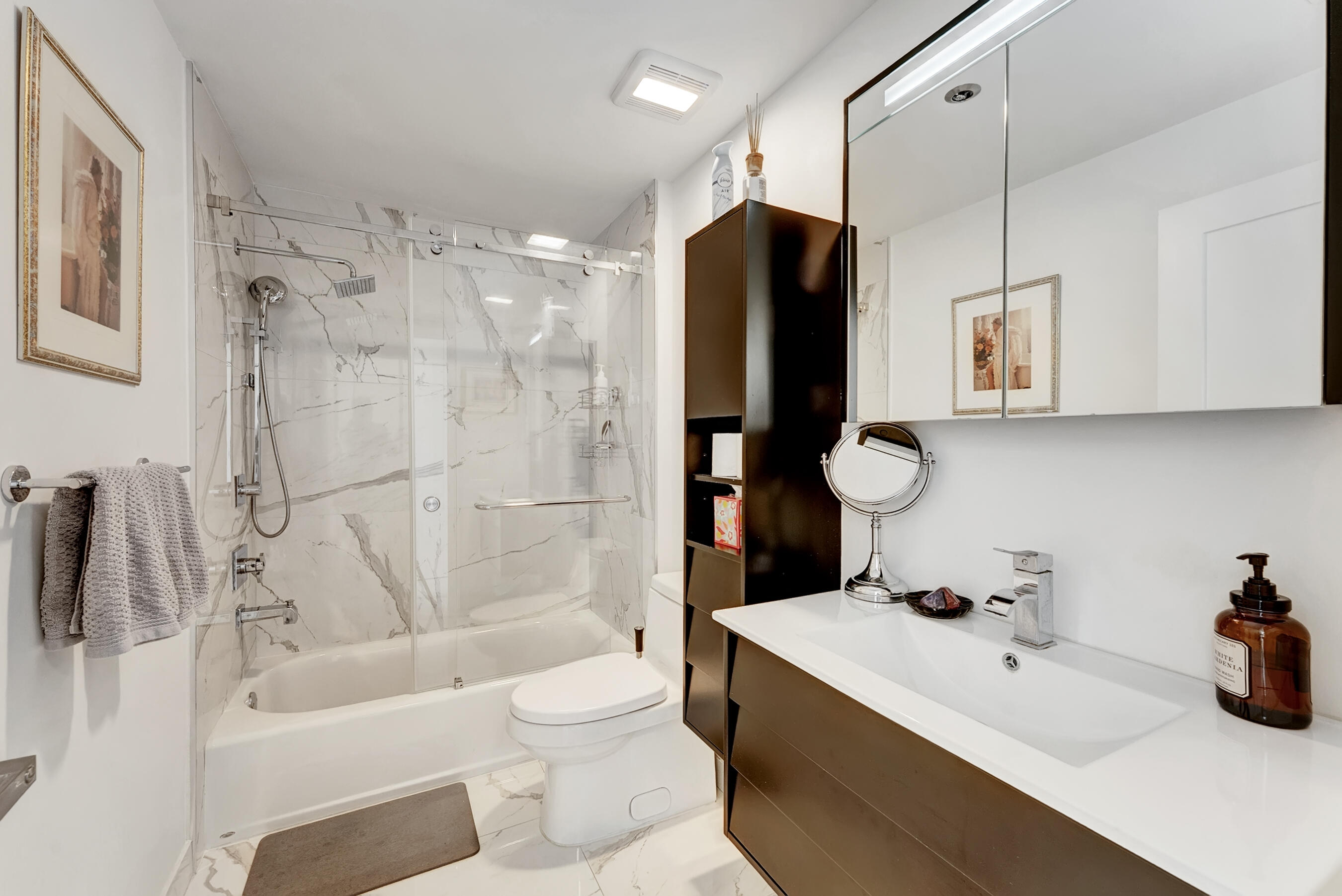 7235 Promenade Drive, Unit J302 Boca Raton, FL 33433 - Photo 19 of 40 Guest Bathroom