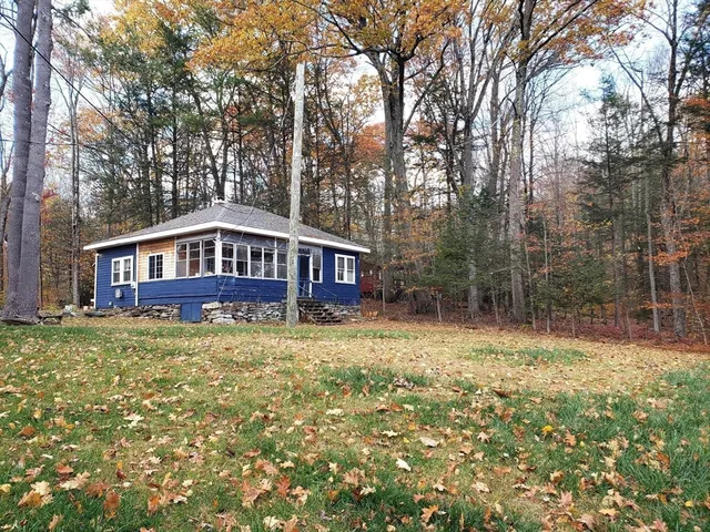 a view of a house with a yard