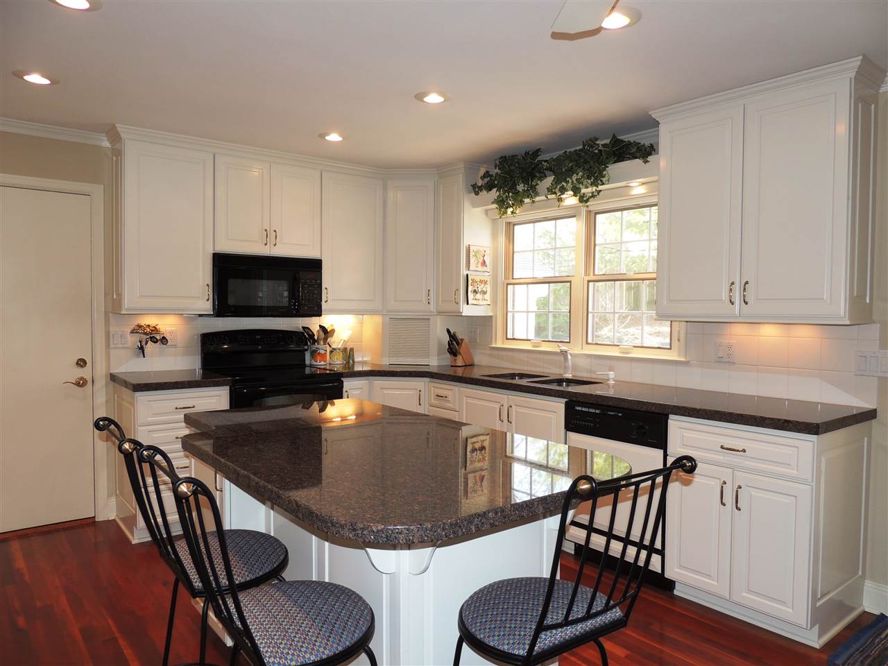 3867 Lost Valley Road Southeast Cedar Rapids, IA 52403 - Photo 4 of 25 Gallery Image 4