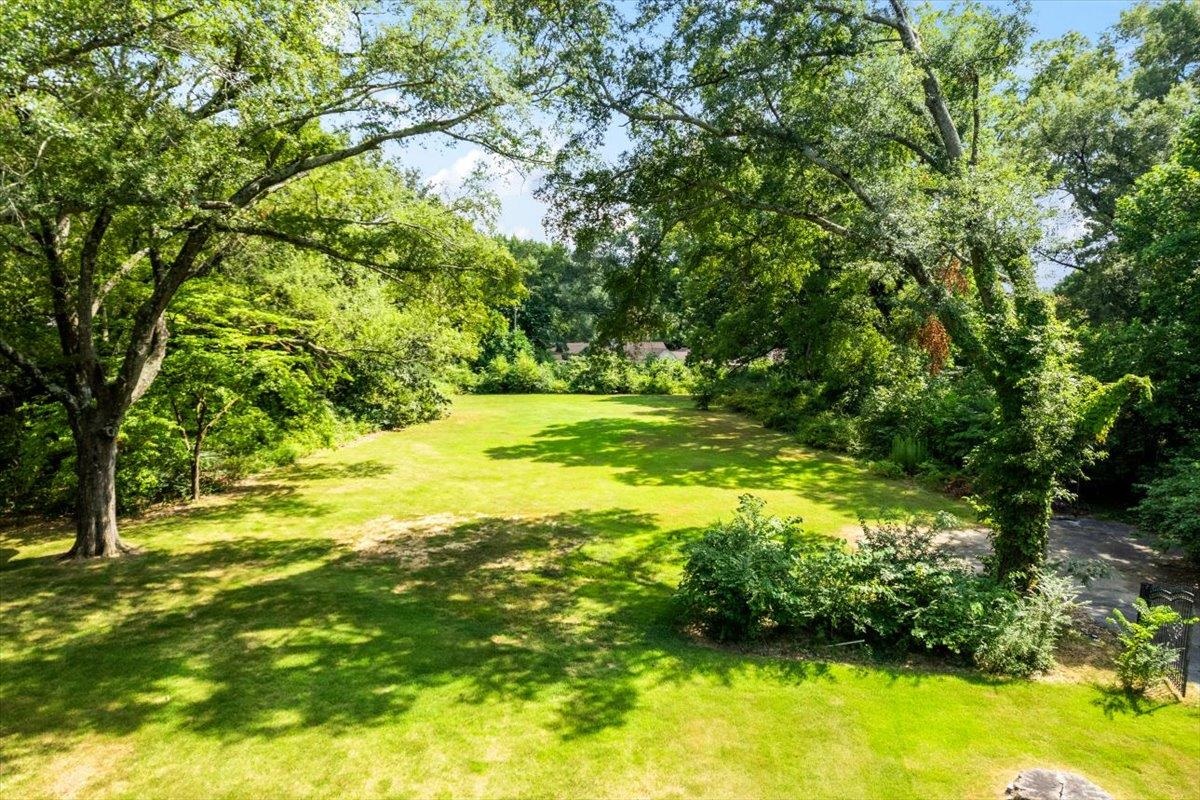 4143 Gwynne Road Memphis, TN 38117 - Photo 2 of 29 View of green lawn