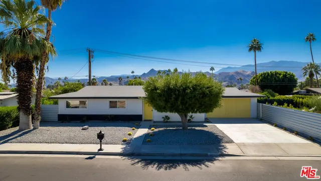 a view of a house with backyard and plants