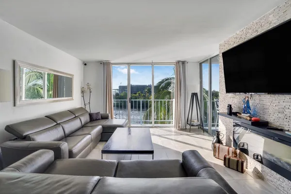 $349,000 | 1609 North Riverside Drive, Unit 304, Pompano Beach, FL 33062