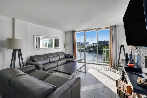 $349,000 | 1609 North Riverside Drive, Unit 304, Pompano Beach, FL 33062