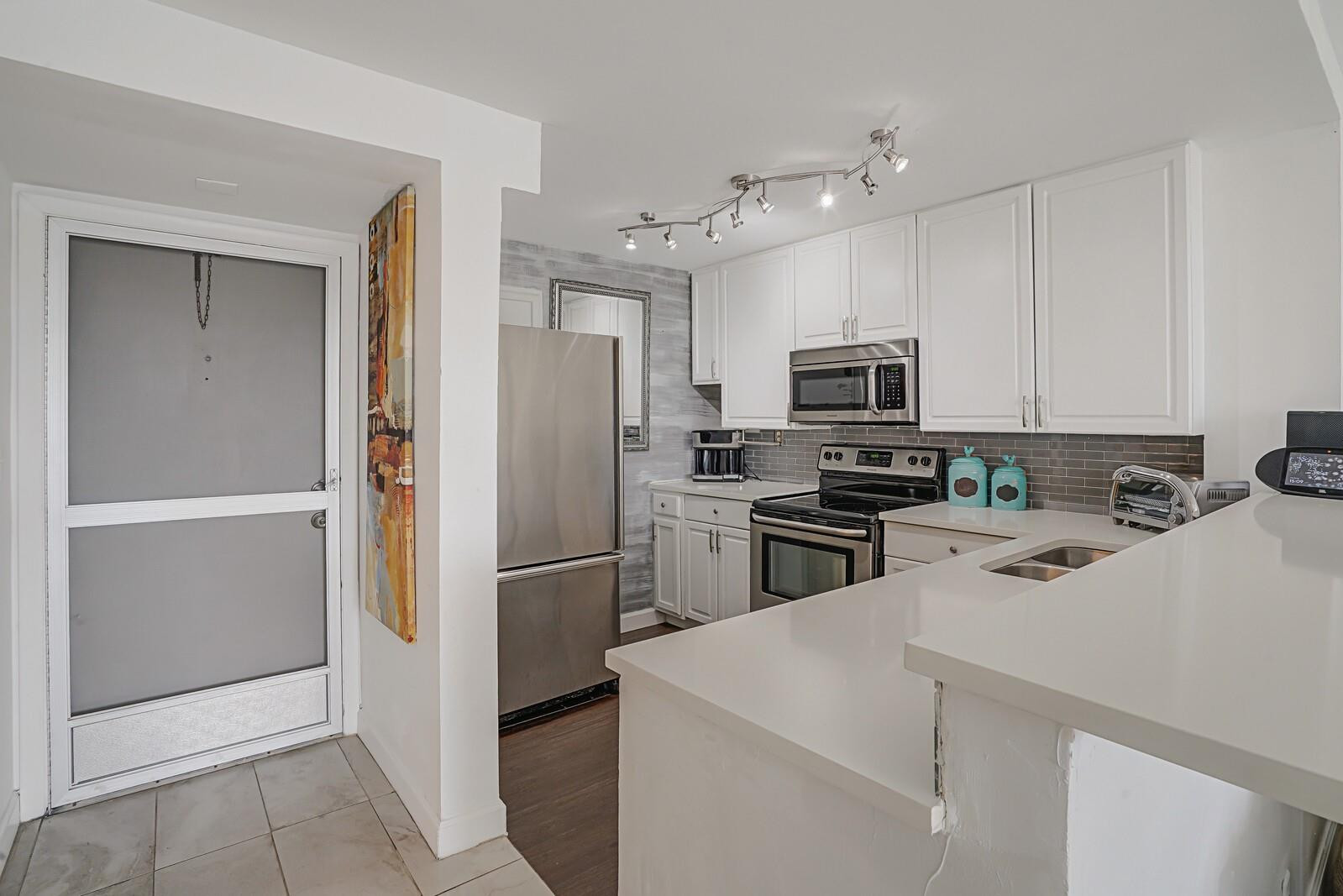 1609 North Riverside Drive, Unit 304 Pompano Beach, FL 33062 - Photo 3 of 39 Photo 3