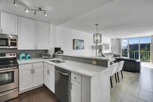 $349,000 | 1609 North Riverside Drive, Unit 304, Pompano Beach, FL 33062