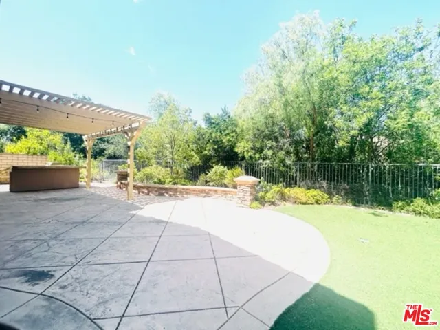a view of a backyard
