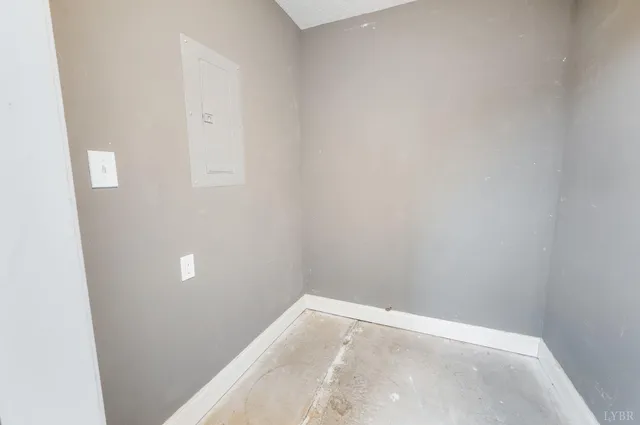 a view of a house with porch and outdoor space