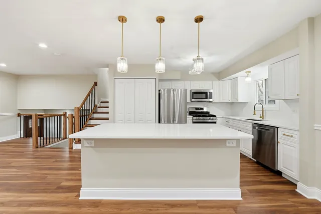 $439,900 | 703 North Whitcomb Drive, Palatine, IL 60074