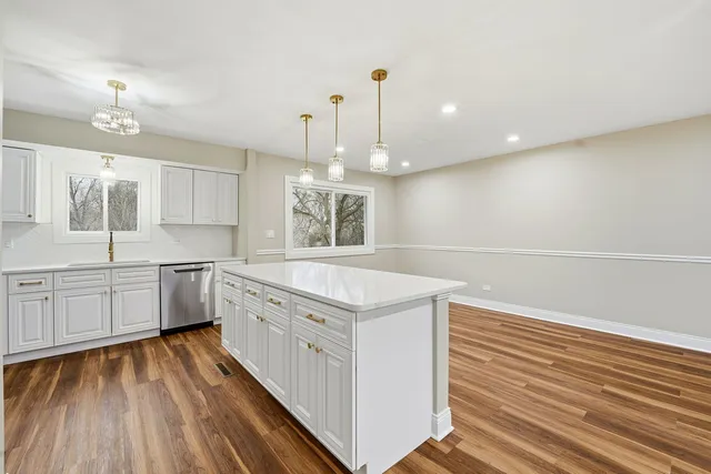 $439,900 | 703 North Whitcomb Drive, Palatine, IL 60074