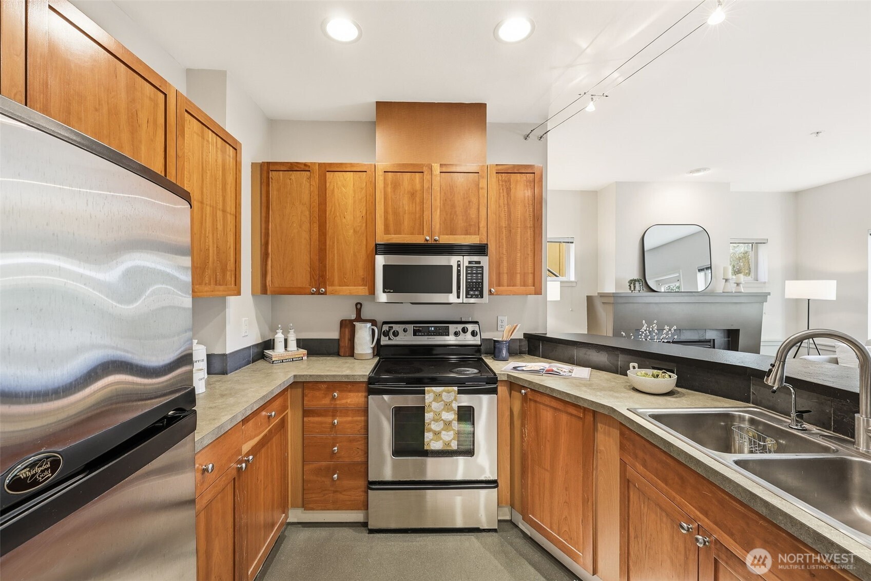 3671 Dayton Avenue North, Unit 2 Seattle, WA 98103 - Photo 14 of 26