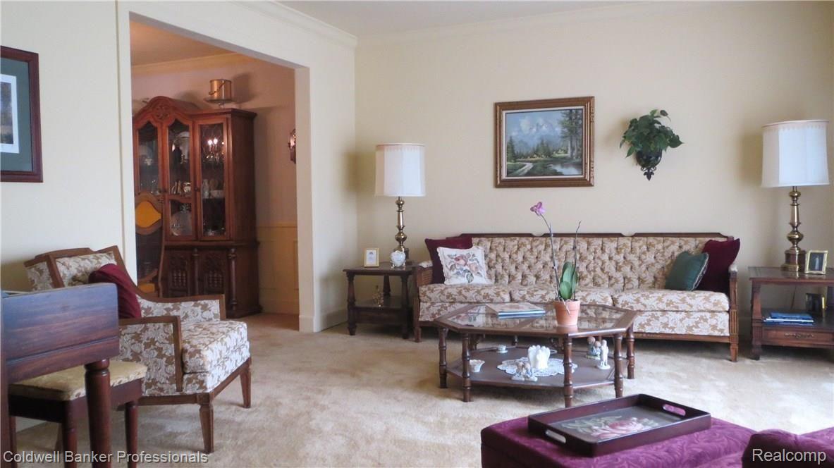 5402 Ridge Court Troy, MI 48098 - Photo 4 of 23 Light and Bright Living Room