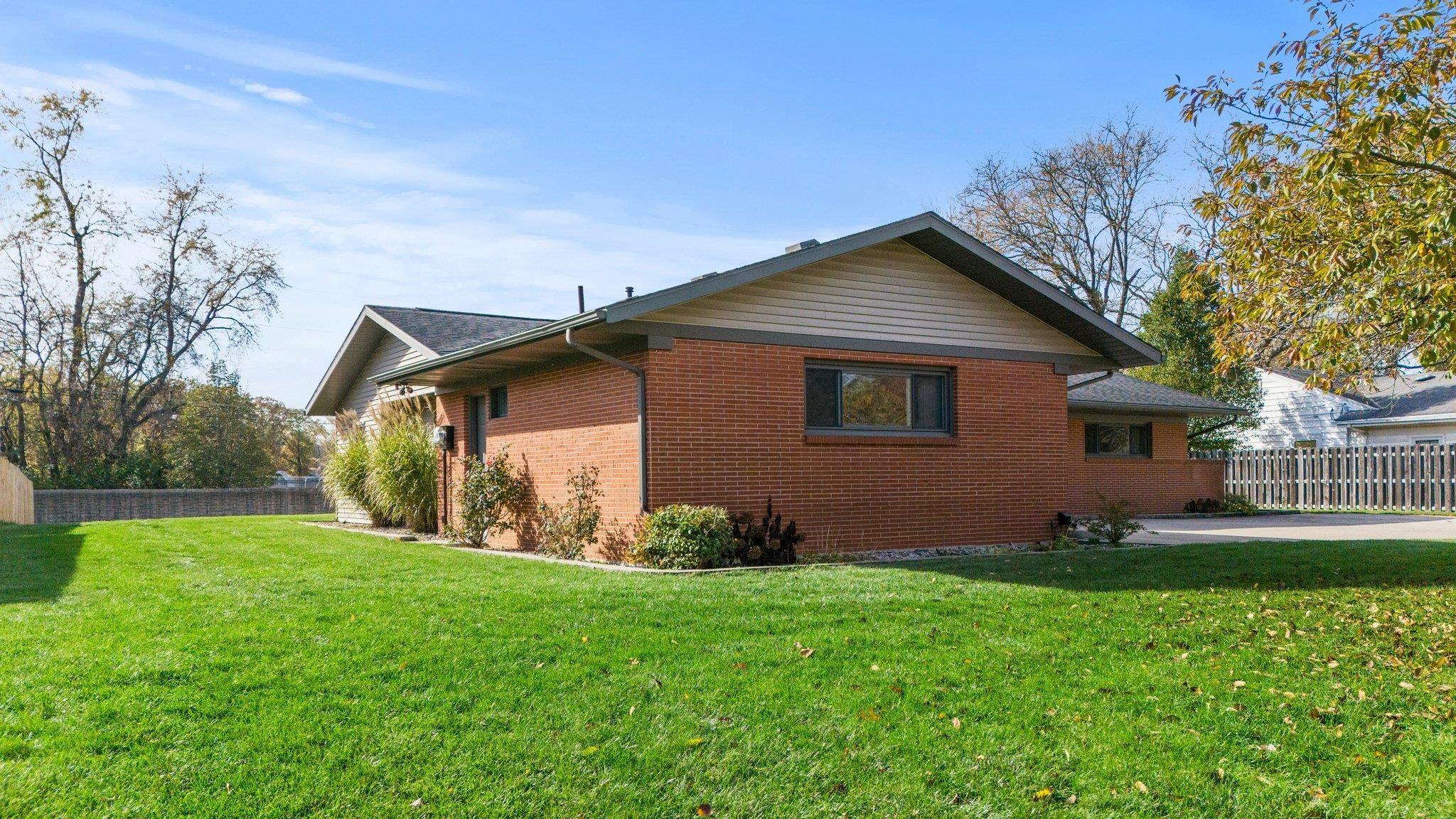 4902 Stratford Road Fort Wayne, IN 46807 - Photo 2 of 36