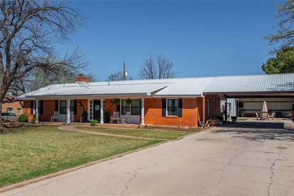 $375,000 | 1109 Columbia Circle, Stamford, TX 79553