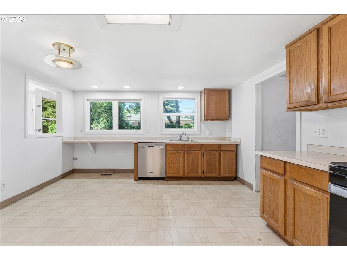 13209 Northeast San Rafael Street Portland, OR 97230 - Photo 10 of 35