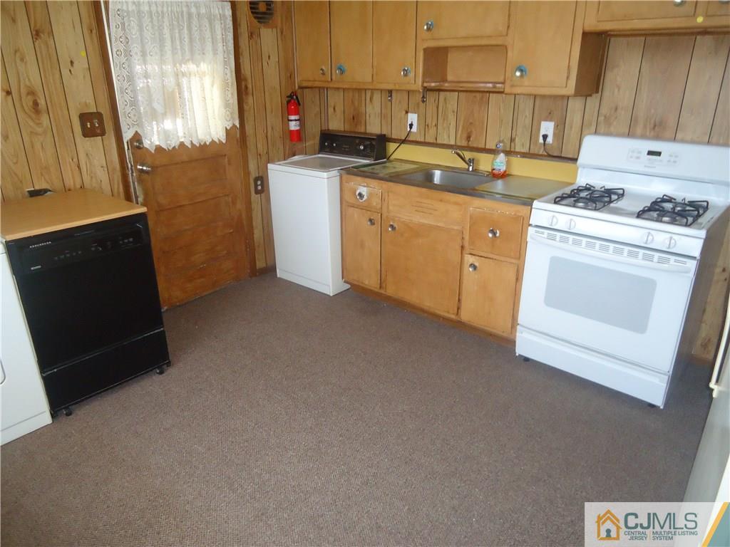 27 Comstock Road Edison, NJ 08817 - Photo 2 of 7 a utility room with dryer and washer