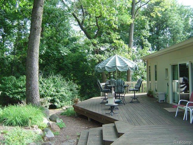 1035 Oak Hill Road Rochester, MI 48306 - Photo 14 of 20 REAR DECK