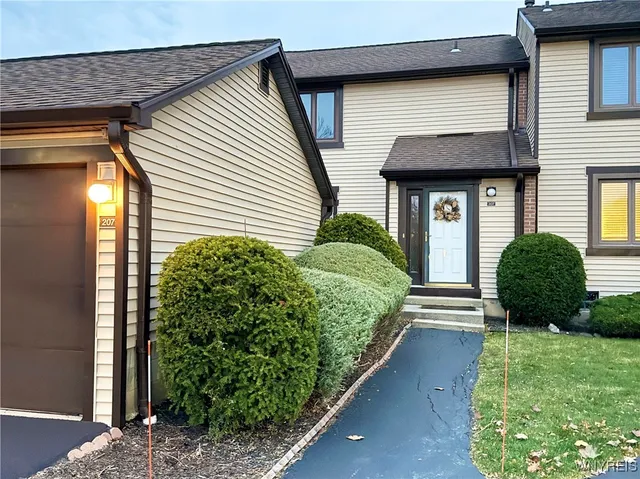 $249,900 | 207 Charlesgate Circle, Amherst, NY 14051