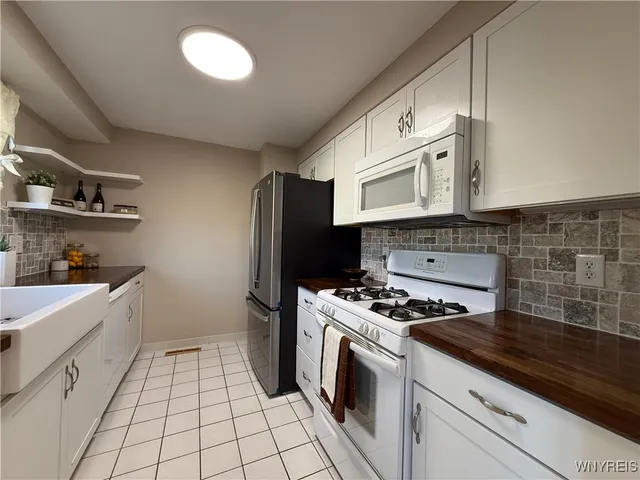 $249,900 | 207 Charlesgate Circle, Amherst, NY 14051