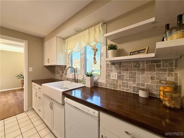 $249,900 | 207 Charlesgate Circle, Amherst, NY 14051