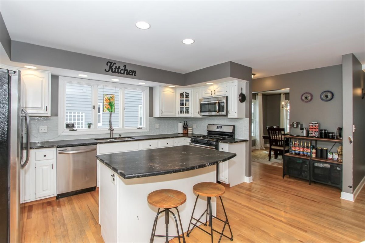 900 Glenmore Lane Elgin, IL 60124 - Photo 11 of 34