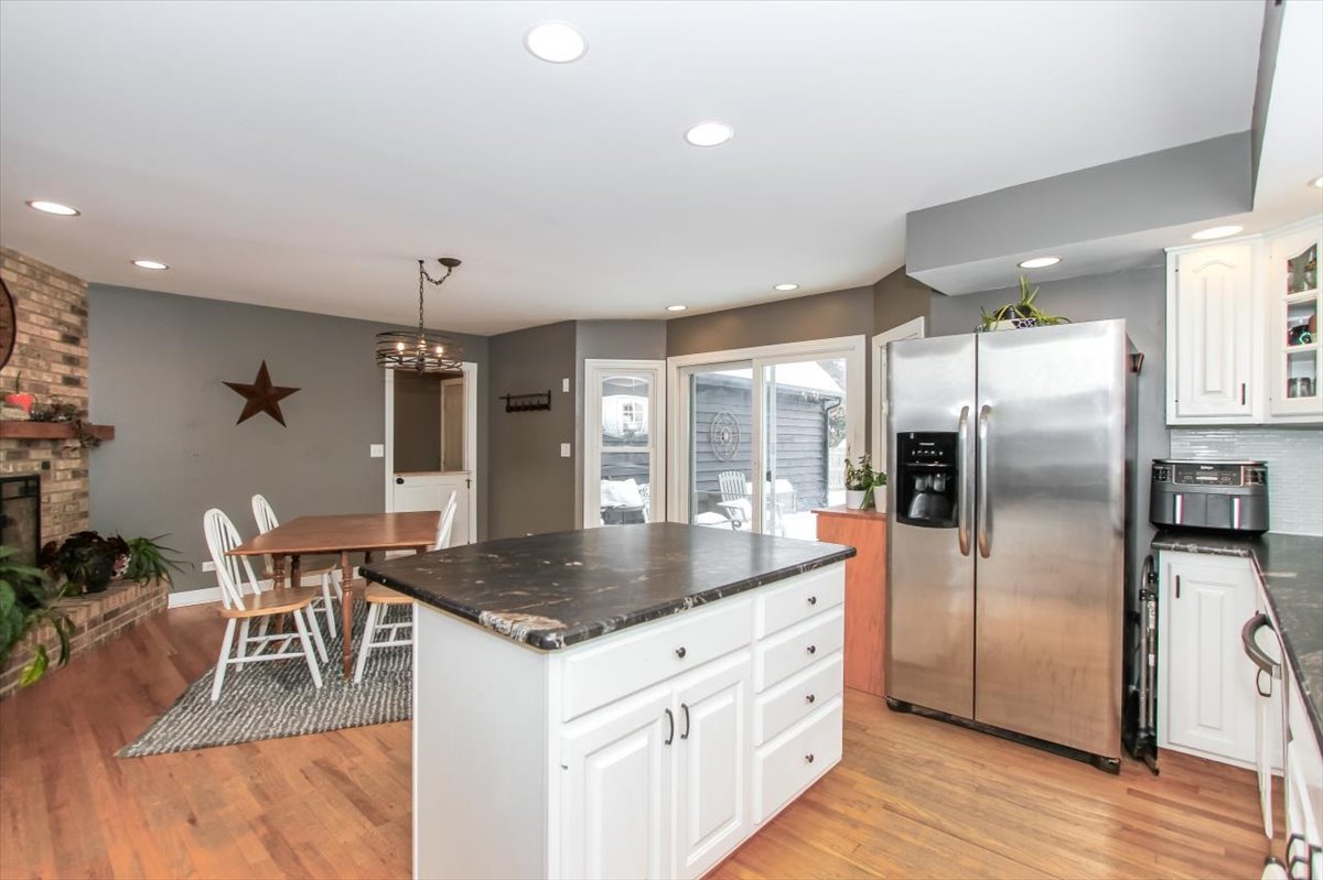 900 Glenmore Lane Elgin, IL 60124 - Photo 12 of 34