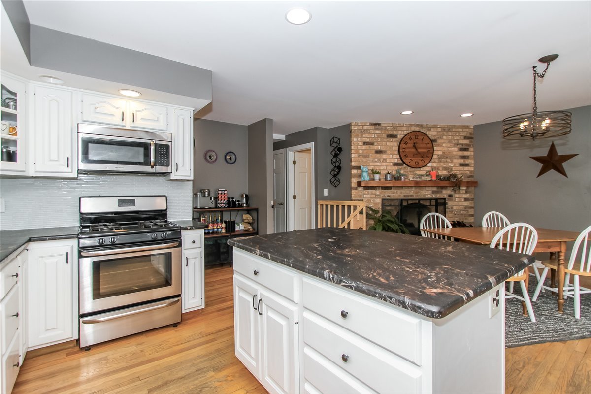 900 Glenmore Lane Elgin, IL 60124 - Photo 13 of 34