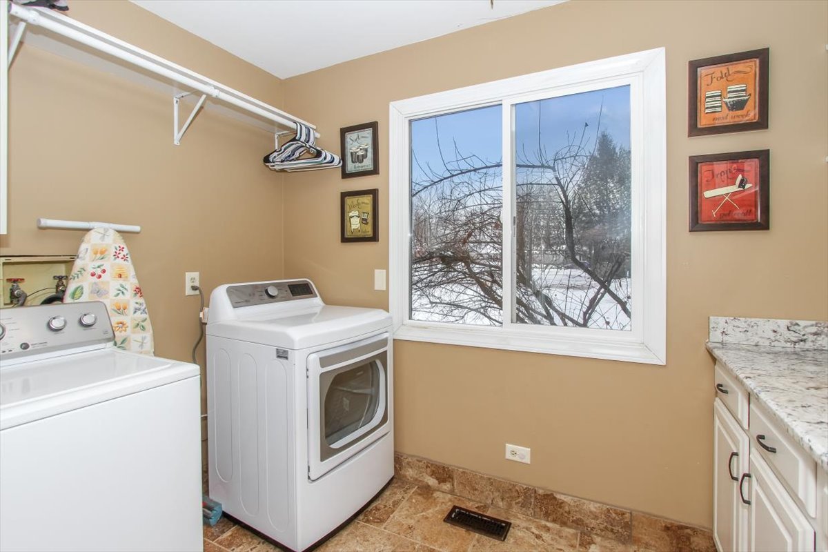 900 Glenmore Lane Elgin, IL 60124 - Photo 18 of 34