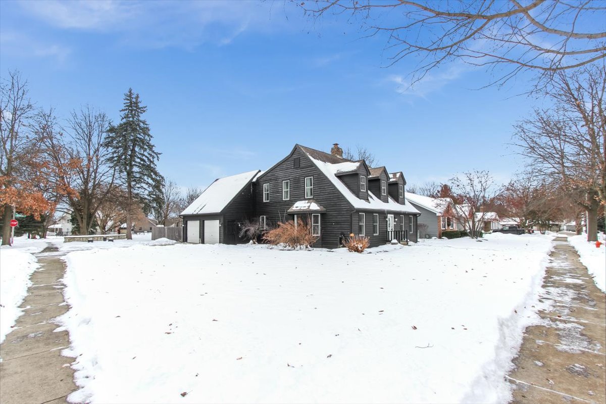 900 Glenmore Lane Elgin, IL 60124 - Photo 2 of 34