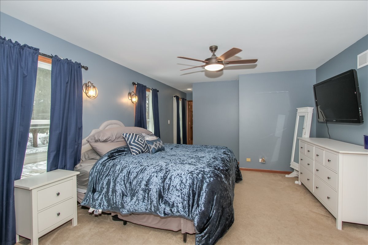 900 Glenmore Lane Elgin, IL 60124 - Photo 21 of 34