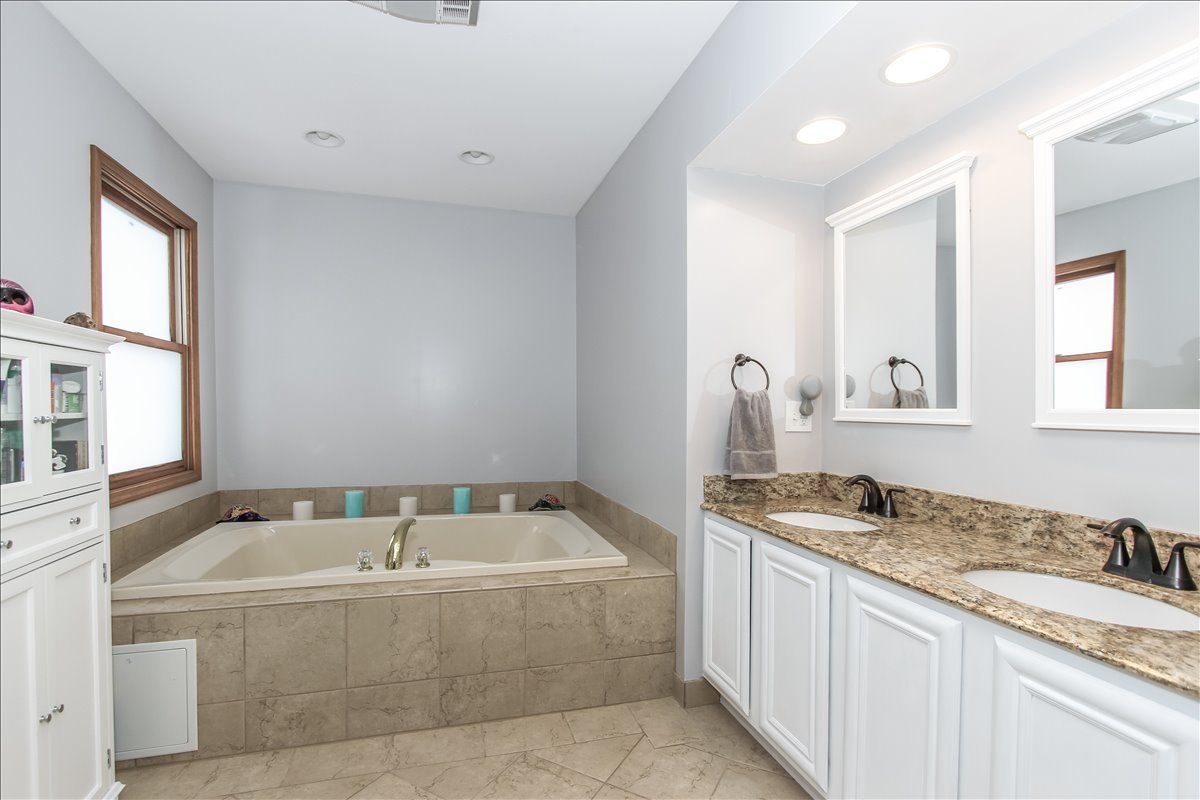 900 Glenmore Lane Elgin, IL 60124 - Photo 22 of 34