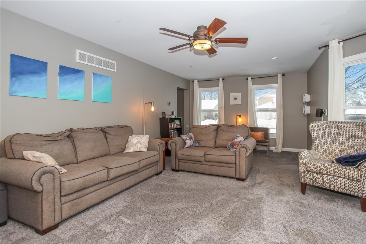 900 Glenmore Lane Elgin, IL 60124 - Photo 4 of 34