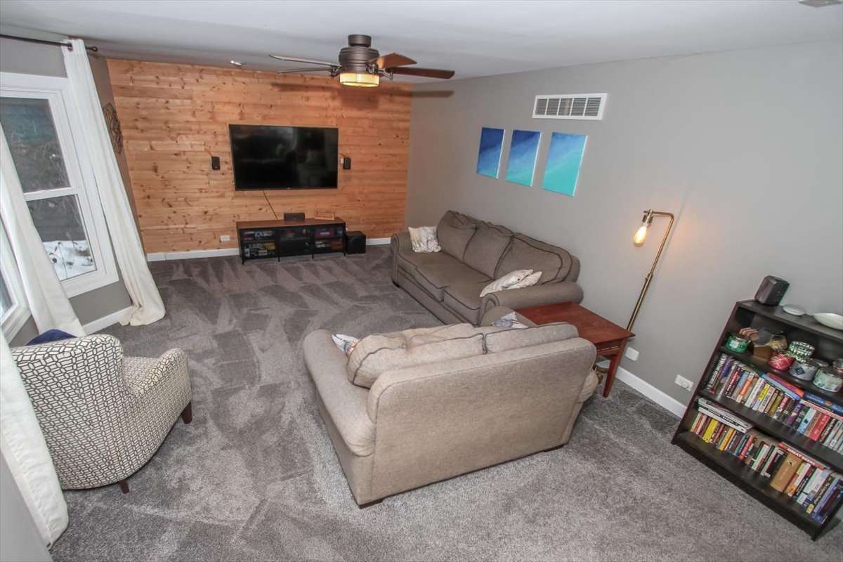 900 Glenmore Lane Elgin, IL 60124 - Photo 6 of 34