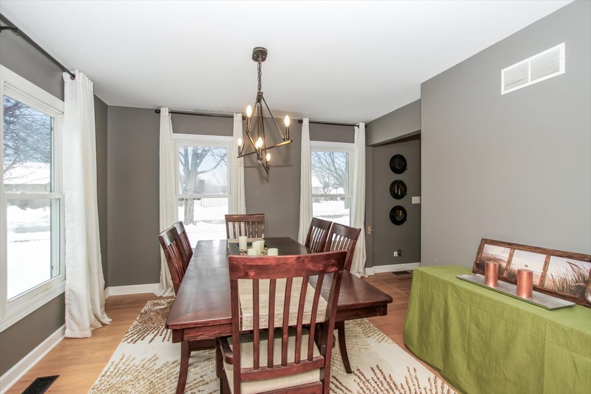 900 Glenmore Lane Elgin, IL 60124 - Photo 8 of 34