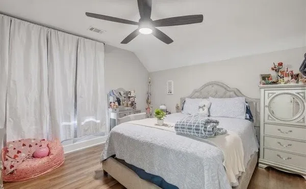 a view of a sign broad