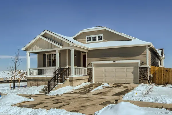 a view of a house with backyard