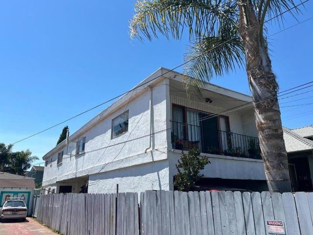 a front view of house with yard