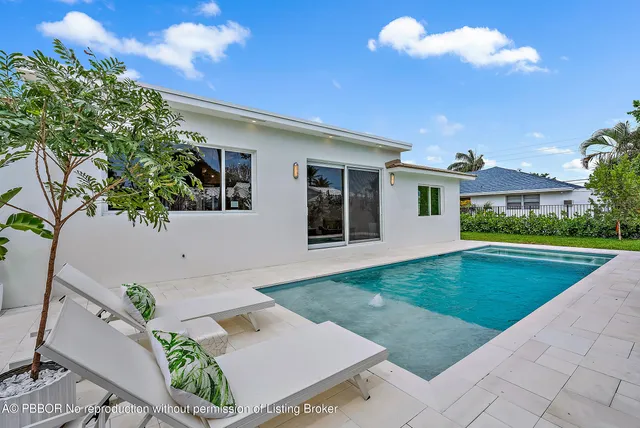 a view of a house with a backyard