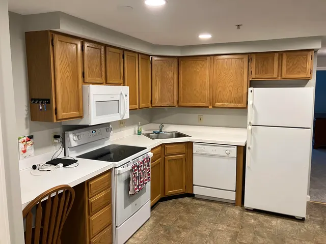 $2,250 | 7 Stoneridge Lane, Unit 5, York, ME 03909