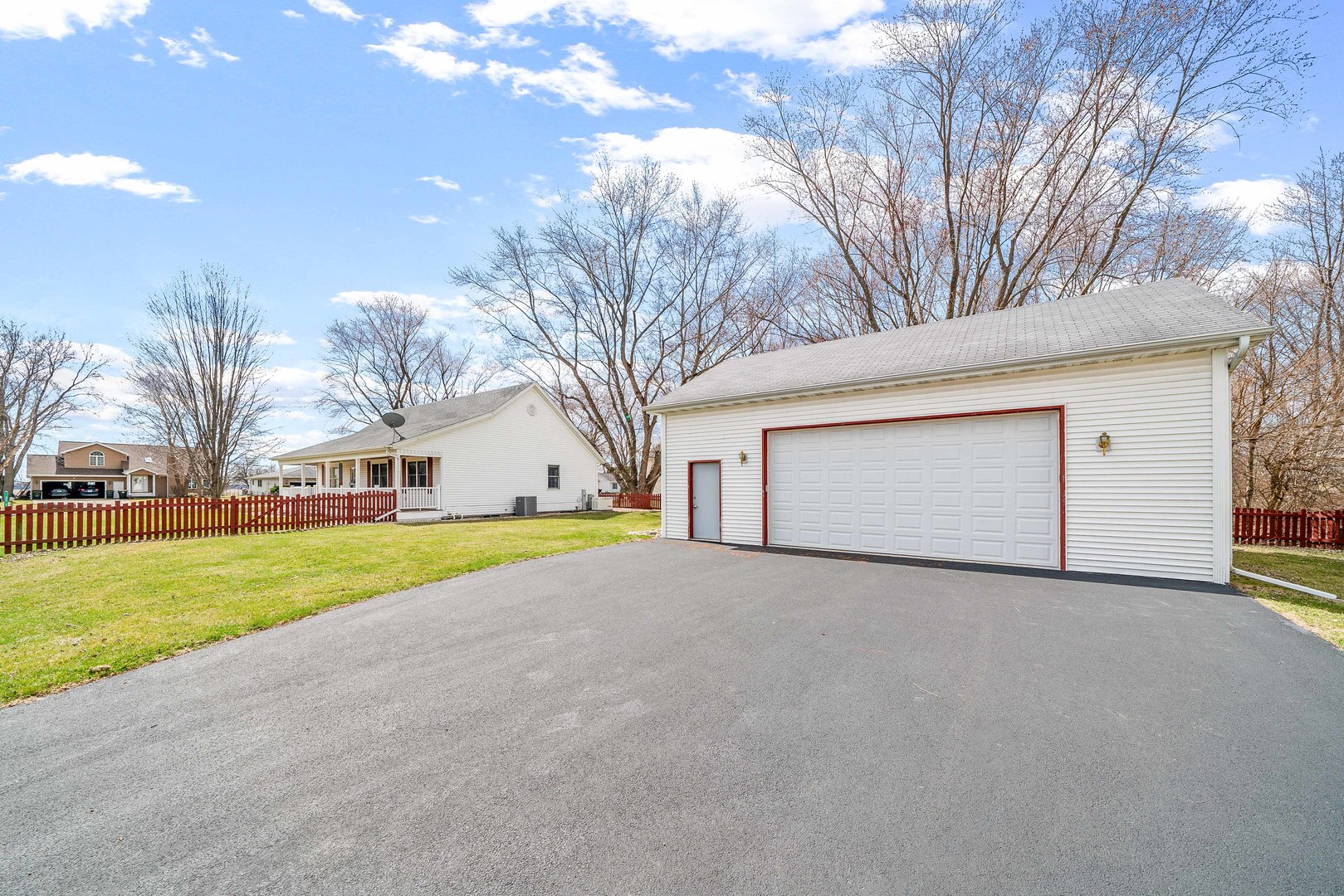 895 Nancy Road Lake Holiday, IL 60548 - Photo 3 of 40 Gallery Image 3