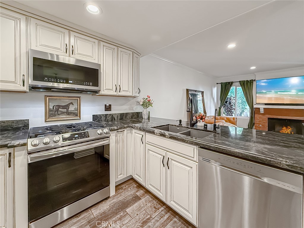 1928 Stow Street Simi Valley, CA 93063 - Photo 10 of 52