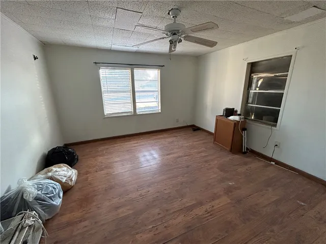 a view of livingroom with furniture