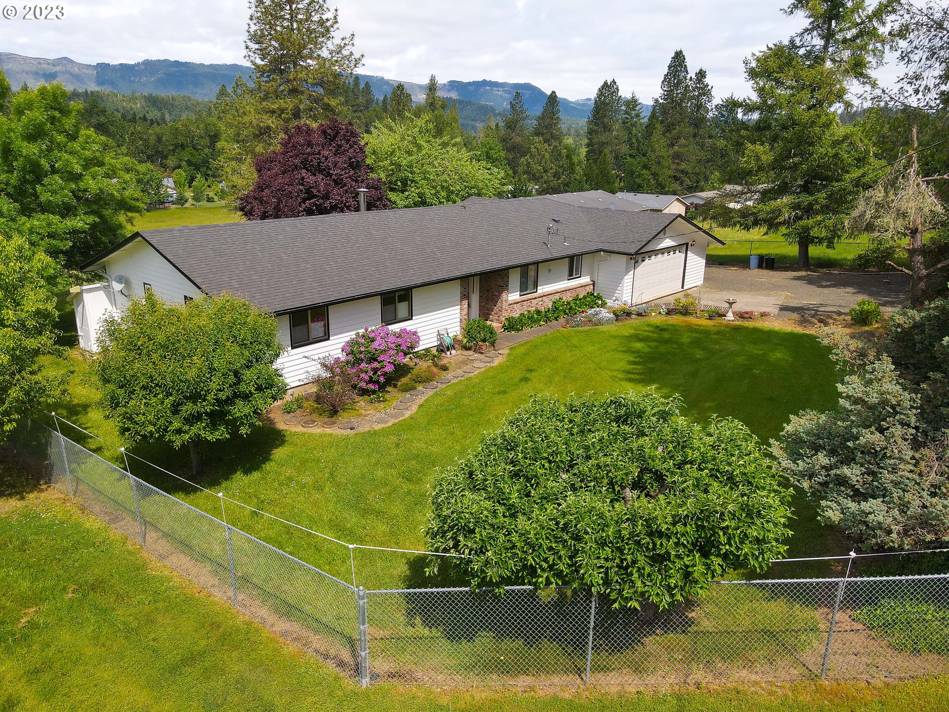 3640 Colonial Road Roseburg, OR 97471 - Photo 3 of 45 Gallery Image 3