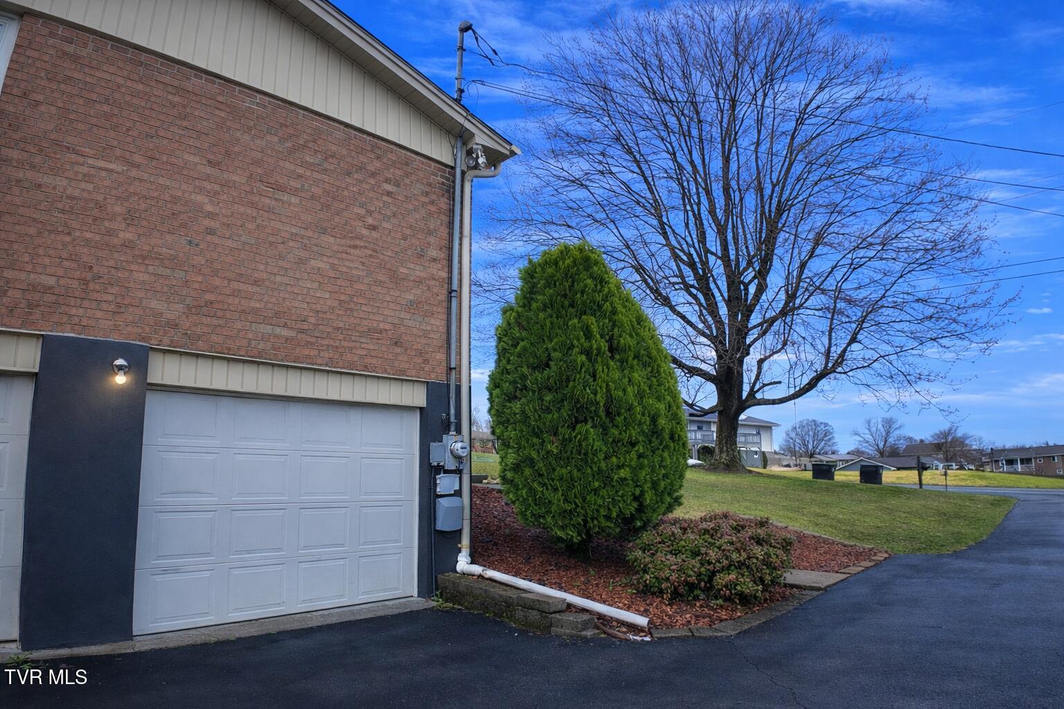 361 Springfield Drive Bristol, TN 37620 - Photo 24 of 26 Side of house
